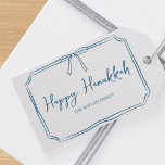 Elegant Blue Bow Personalisiert Happy Hanukkah Geschenkanhänger<br><div class="desc">Mit einer zarten blauen,  wellenförmigen Grenze und einem süßen Bogen-Detail bringen diese Tags Ihren Hanukkah-Geschenken eine Touch von Wärme und Eleganz. Personalisieren Sie es mit Ihrem Familiennamen,  um es wirklich besonders zu machen. Ideal für Familien,  die eine moderne und doch traditionelle Touch für ihre Hanukkah-Party suchen.</div>