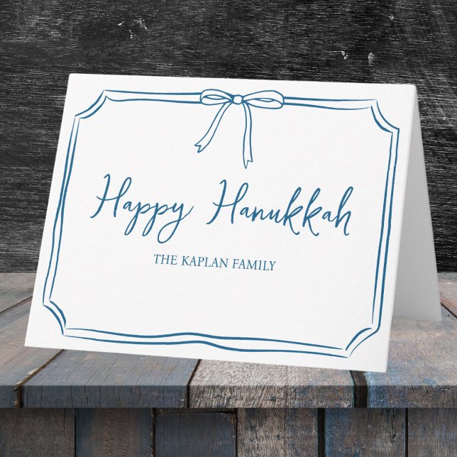 Elegant Blue Bow Personalisiert Happy Hanukkah Karte (Celebrate Hanukkah with a timeless card featuring a custom family name and elegant blue bow.)