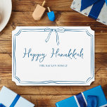 Elegant Blue Bow Personalisiert Happy Hanukkah Karte<br><div class="desc">Feiern Sie Hanukkah mit Eleganz und Charme mit dieser personalisierbaren Hanukkah Grußkarte. Mit einem zarten blauen, wellenförmigen Rahmen und einem süßen Bogen-Detail bringt diese Karte eine Touch von Wärme und Eleganz in Ihre Urlaubswünsche ein. Personalisieren Sie es mit Ihrem Familiennamen, um es wirklich besonders zu machen. Perfekt, um den Lieben...</div>