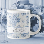 Elegant Blue Floral Classic Bridesmaid Vorschlag Jumbo-Tasse<br><div class="desc">BRIDESMAID VORSCHLAG personalisierte Sake-Gabe. Elegante blau-weiße Aquarellblüte in einer Vintagen Chinoiserie, asiatischer Einschlag Stil. Klassisches, traditionelles und doch wunderbar modernes und trendiges Design wurde von Audrey Jeanne Roberts ©, international lizenzierter Künstler und Designer, gemalt und grafisch gestaltet. Audrey Jeannes Kunstwerk ist über MHS Licensing lizenzierbar. Wenn Sie Ihr Brautparty oder...</div>