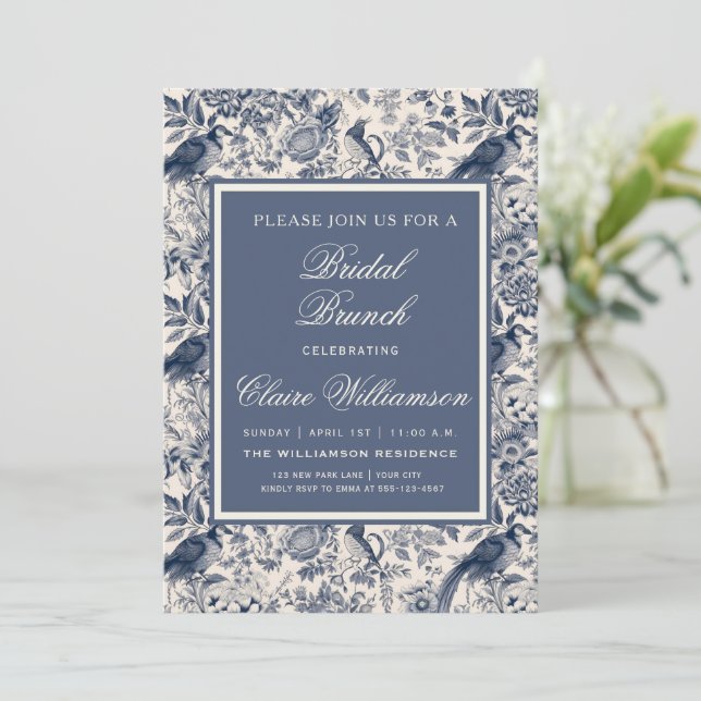 Elegant Blue Floral Toile Fleurie Bridal Brunch Einladung (Stehend Vorderseite)