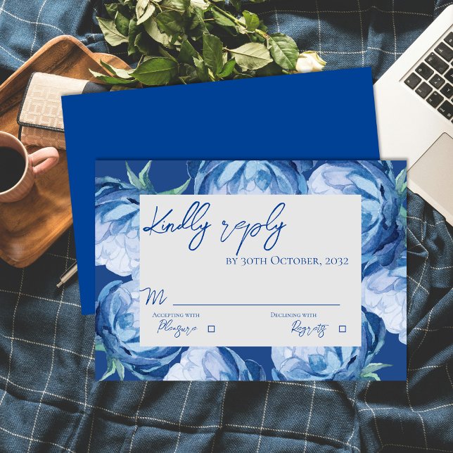 Elegant Blue Floral Wedding Script Antwort (Elegant Script Pretty Blue Flowers Trendy Wedding RSVP Card)