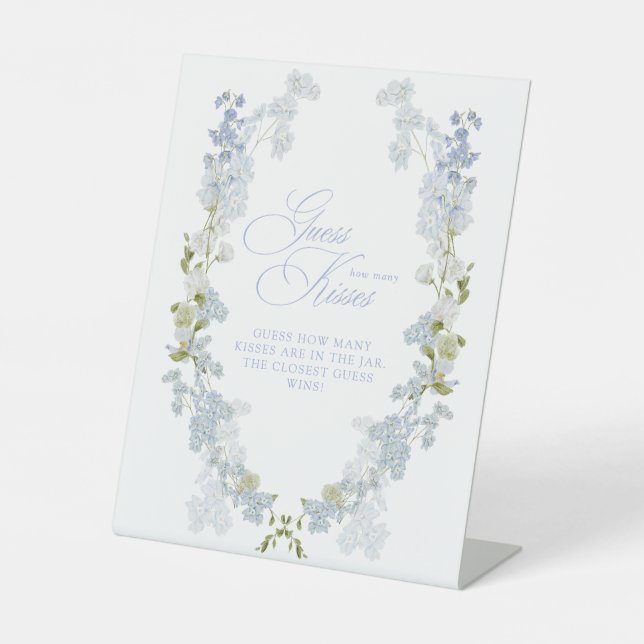 Elegant Blue Floral Wie viele Kisses Brautparty Sockelschild (Vorderseite)