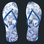 Elegant Blue Flowers Wedding Bride Tribe Geschenk Flip Flops<br><div class="desc">Das Design besticht durch eine reizvolle Auswahl an Lotus-Blume und Schmetterlingen, die in einem blau-weißen Farbschema dargestellt sind, das an die elegante Chinoiserie-Chic erinnert, die an das klassisch blaue Weidenmuster erinnert. Fügen Sie Ihren Text hinzu, um einfach Ihre eigenen schönen und unvergesslichen Geschenke für Hochzeitsfeier Mitglieder: Braut, Brautmädchen, Mutter/Tante der...</div>