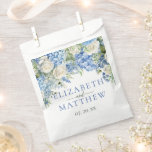 Elegant Blue Hydrangea White Roses Floral Wedding Geschenktütchen<br><div class="desc">Elegantes blumengeschmücktes Hochzeitsdesign mit Aquarellmalerei und Blumenarrangements aus blauen Hydrangea-Blume, Grünpflanzen und weißen Rosen.</div>