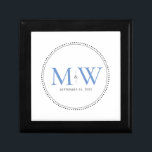 Elegant Blue Monogram Wedding Geschenkboxen<br><div class="desc">Elegantes blaues Monogramm mit schwarzem Milgrain. Die gepunktete Grenze erinnert an Milchkorn,  eine Schmuckdetailtechnik,  die häufig für Verlobung und Hochzeitsringe eingesetzt wird. Die Milkorngrenze verleiht dieser mit Monogramm Sake-Geschenkboxen einen modernen und eleganten Stil.</div>