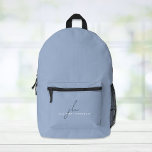 Elegant Blue Personalisiert Bedruckter Rucksack<br><div class="desc">Minimaler und eleganter hellblauer Rucksack. Personalisieren Sie Ihre Monogramm-Initialen in einem schicken dunkelblauen Skript und Ihren Namen in einfacher moderner weißer Typografie.</div>