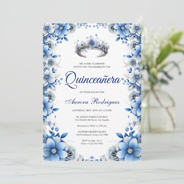 Elegant Blue & Silver Floral Tiara Quinceañera Einladung (Stehend Vorderseite)
