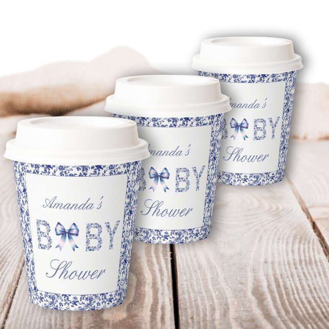 Elegant Blue Toile de Jouy und Bow Baby Shower Pappbecher (Von Creator hochgeladen)