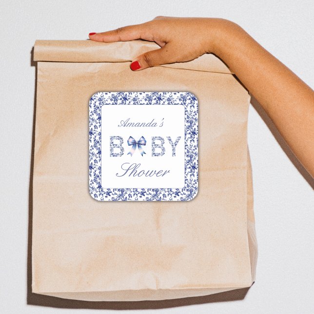 Elegant Blue Toile de Jouy und Bow Baby Shower Quadratischer Aufkleber (Von Creator hochgeladen)