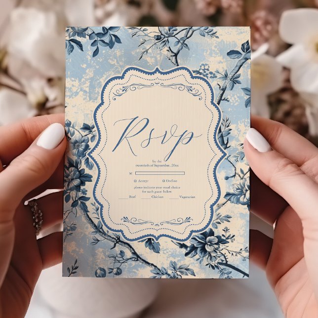 Elegant Blue Toile De Jouy Wedding RSVP Karte (Von Creator hochgeladen)