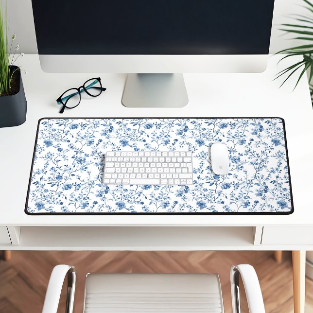 Elegant Blue White Toile Floral Pattern Botanical Schreibtischunterlage (Elegant botanical toile pattern in blue and white - add a stylish and homely touch to your office)