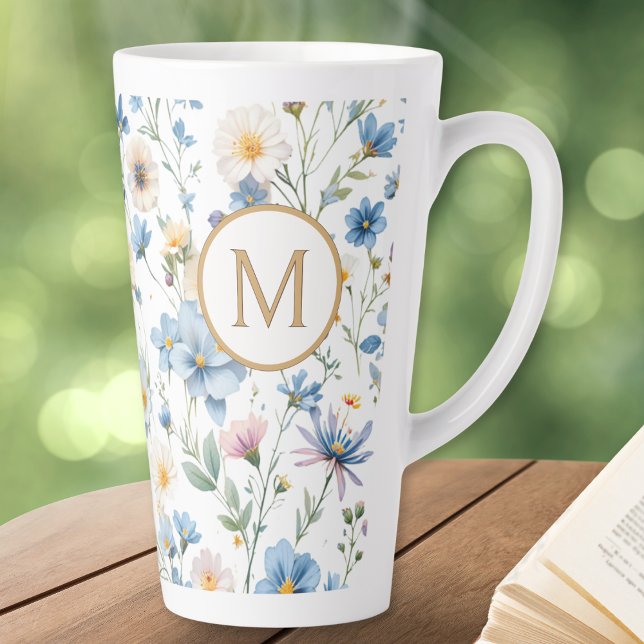 Elegant Blue Wildflower Pattern Botanical Monogram Milchtasse (An elegant latte mug with blue, pink and white wildflowers pattern and custom monogram initial)