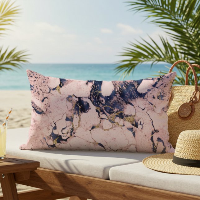 Elégant Blush Navy Gold Marble Lumbar Coussin (Créateur téléchargé)