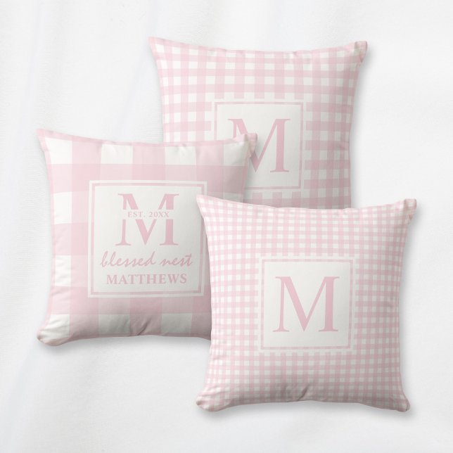 Elegant Blush Pink Monogram Classic Gingham Kissen (Classic pink and white Gingham pattern pillow with elegant custom monogram. Stylish farmhouse decor.)