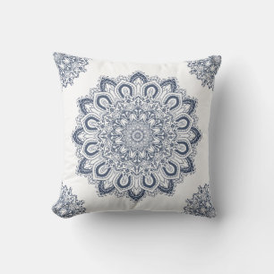 Elegant Boho Blue und White Mandala Kissen