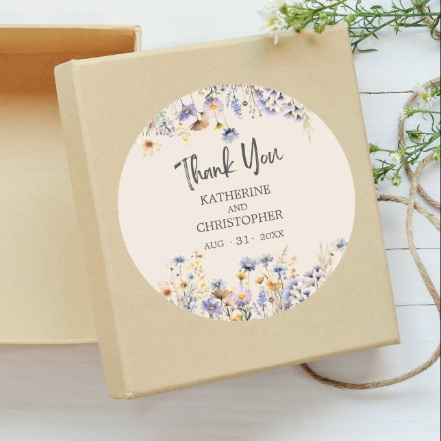 Elegant BOHO Dusty Blue Floral Wedding Vielen Dank Runder Aufkleber (BOHO Wildflower Thank You Wedding Sticker with light blue and yellow wildflowers, wedding details.)