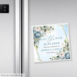 Elegant Boho Dusty Blue Peony Floral Save the Date Magnet<br><div class="desc">✅ Für passende Artikel suchen Sie 210W in meinen Sammlungen ✅ Ankündigen Sie Ihren besonderen Tag im zeitlosen Stil mit diesem Aquarell dusty blue und eucalyptus Speichern Sie den Date Magneten, schön gerahmt mit goldenen Glitzer Akzenten. Weiche, staubige blaue Blumen und üppige Vegetation schaffen eine frische botanische Ästhetik, die moderne...</div>