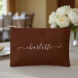 Elegant Boho Minimalist Brautjungfer Name | Braun Zubehörtasche<br><div class="desc">Sie suchen das perfekte Geschenk für Ihre Brautparty? Unsere elegante Boho-minimalistische Brautjungfer-Name | Braune Accessoire-Tasche wird sicherlich beeindrucken. Personalisieren Sie jede Tasche mit den Namen Ihrer Brautjungfern für eine einzigartige Note, die sie lieben werden.</div>