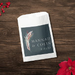 Elegant Boho Rustic Pampas & Pine Green Tan Red Fa Geschenktütchen<br><div class="desc">Elemente: Modernes bohobisches Blumengesteck inklusive Pampasgras, Kiefernsprigs, Federn und Heilige Beeren. Hoch entwickelte Serif-Schriftart mit eleganten Skriptakzenten. Farben: Jäger grün, smaragdgrün, dunkel aquamarin, immergrün, braun, braun, beige, weiß, rot, Cranberry, Marsala. Themen: boho chic, modern, minimalistisch, rustikal, Vintag, Winter, Weihnachten Hochzeit, Bohemian, Weinberg, Weinkeller. Sammlung: Elegant Boho Rustic Pampas & Pine...</div>