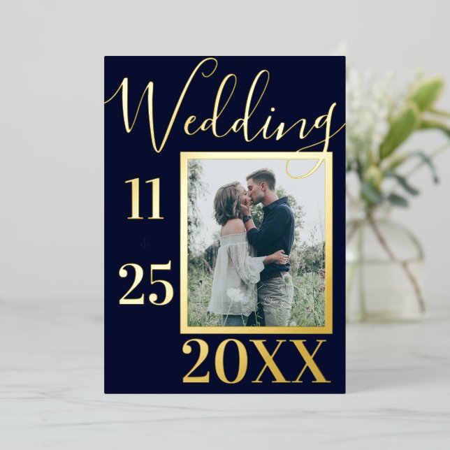Elegant Bold Navy Blue Anchor Foto Wedding Gold Folieneinladung (Stehend vorne)