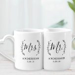 Elegant Botanical Mr. and Mrs. Newlyweds Liebestassen<br><div class="desc">Für Braut und Bräutigam maßgeschneidertes Kaffee/Tee-Tasse-Set mit elegantem rustikalen Lorbeerkranz und moderner Handkalligraphie mit bearbeitbarem Familiennamen und Hochzeitstag. Dieses personalisierte Set ist nicht nur ein unvergessliches Hochzeitsgeschenk für Jubiläen,  Brautparty und Hochzeiten,  sondern auch ein personalisiertes Geschenk für den Valentinstag.</div>