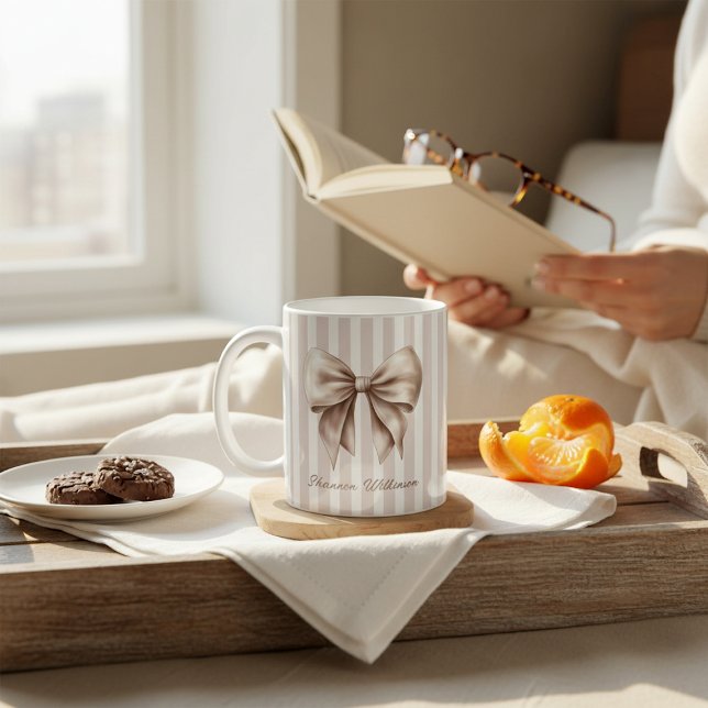 Elegant Bow Beige Stripes Name Mug (Créateur téléchargé)