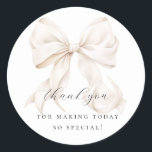 Elegant Bow Brautparty Gift Runder Aufkleber<br><div class="desc">"She's band the knot" Thema Brautparty Gevor-Tasche mit einem eleganten weißen Bogen-Design. Perfekt für Geschenketiketten oder Umschlag Aufkleber</div>