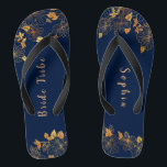 Elegant Bride Stamm Gold Foliage Navy Blue Flip Flops<br><div class="desc">Diese eleganten Braut Stamm goldblättrigen Muster marineblaue Flip Flops haben einen dunkelblauen Hintergrund, der mit einem faszinierenden goldenen Blumenmuster und individualisierbaren modernen Typografie geschmückt ist. Die Kombination der reichen Marine mit dem schimmernden Gold schaffen eine elegante und luxuriöse Ästhetik. Es ist ein wunderschönes Geschenk für deinen Brautstamm. Anzeigen der Auflistung...</div>