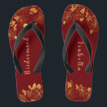 Elegant Bridesmaid Deep Burgundy & Gold Floral Flip Flops<br><div class="desc">Diese eleganten Flip-Flops aus Deep Burgundy und Gold mit Blumenmuster haben einen dunkelburgundischen Hintergrund, der mit einem faszinierenden goldenen Blumenmuster und einer anpassbaren modernen Typografie geschmückt ist. Die Kombination aus dem reichen Bordeaux und dem schimmernden Gold schaffen eine elegante und luxuriöse Ästhetik. Es ist ein schönes Geschenk für Ihr Brautparty....</div>