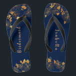 Elegant Bridesmaid Gold Floral Navy Blue Flip Flops<br><div class="desc">Diese eleganten goldblühenden Marinebilder aus Braut haben einen dunkelblauen Hintergrund, der mit einem faszinierenden goldenen Blumenmuster und einer individuell anpassbaren modernen Typografie geschmückt ist. Die Kombination der reichen Marine mit dem schimmernden Gold schaffen eine elegante und luxuriöse Ästhetik. Es ist ein schönes Geschenk für Ihr Brautparty. Anzeigen der Auflistung auf...</div>
