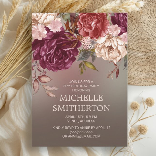 Elegant Brown Burgundy Elfenbeinflora 50. Geburtst Einladung (Burgundy and cream floral on brown fall-colored 50th birthday party invitation)