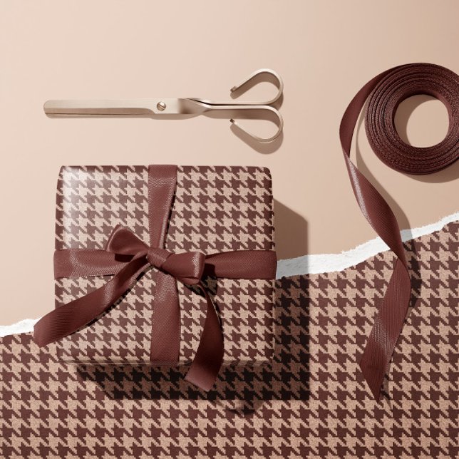 Elegant Brown Houndstooth Classic Preppy Pattern Geschenkpapier (Classic brown houndstooth gift wrap in neutral tones – perfect for preppy, masculine gift giving)