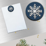 Elegant Brushed Silver Snowflake Magnet<br><div class="desc">Mit diesem eleganten Silver Snowflake Magnet stärken Sie Ihre Urlaubsstimmung. Dieser runde Magnet zeigt einen atemberaubend gebürsteten Silberschneeflocken, der kunstvoll zentriert ist, um Aufmerksamkeit zu erlangen und eine Touch der Raffinesse zu jeder magnetischen Oberfläche hinzuzufügen. Das aufwändige Design und die glänzende Optik machen es zu einem faszinierenden Brennpunkt, der perfekt...</div>