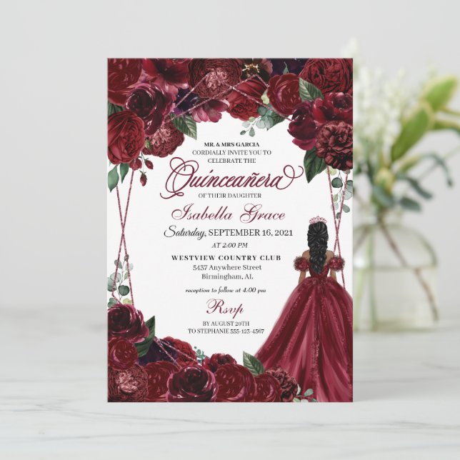 Elegant Burgundy Floral Quinceanera Einladung (Stehend Vorderseite)
