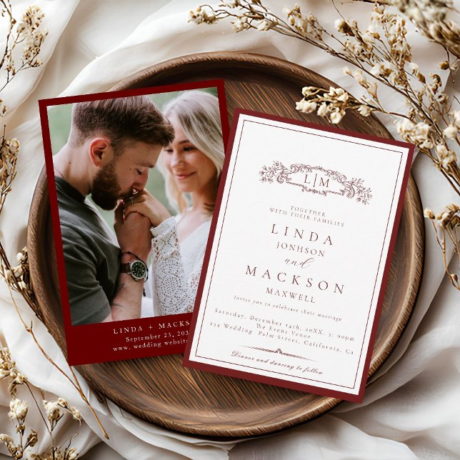 Elegant Burgundy Wappen Monogram Wedding Einladung (Von Creator hochgeladen)