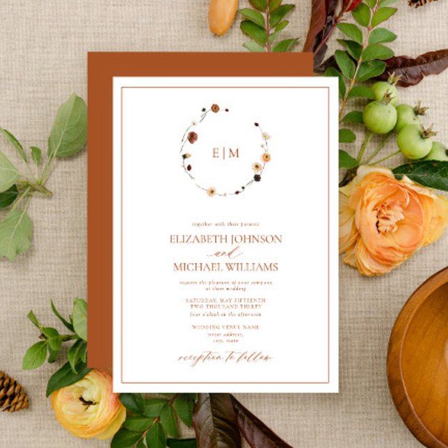 Elegant Burnt Orange Wappen Monogram Wedding Einladung (Von Creator hochgeladen)