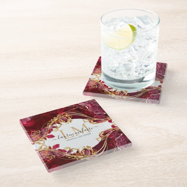 Elegant Cherry Red & Gold Monogram Script Glasuntersetzer (Schrägansicht)