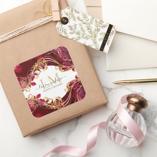Elegant Cherry Red & Gold Monogram Script  Quadratischer Aufkleber (Schenken)