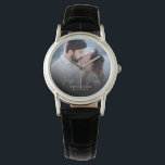 Elegant Chic NewlyWed Wedding Foto Jubiläum Armbanduhr<br><div class="desc">Diese elegante Script-Foto-Uhr wird ein schöner Sake für Ihren Hochzeitstag! Die einzigartige Kalligraphie lautet "Mr. and Mrs." neben Ihrem eigenen Familiennamen und Datum. Fügen Sie Ihr Hochzeitsgeschenk hinzu und machen Sie es zu einem perfekten Geschenk für die frisch verheiratete Braut, ein Jubiläum oder eine gelobte Erneuerung!</div>