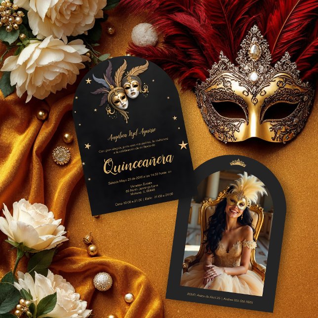 Elegant Chic Venetian Mask Quinceañera Party Einladung (Two ornate Venetian masks with gold and feather accents set against a dark background.)