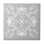 Elegant Chic White Gray Azulejo Style Muster A01c Fliese<br><div class="desc">Stilvoll Elegant Chic Azulejo Portugiesisch Mittelmeer Traditioneller Stil Moderne Muster Keramik weiß auf einem modernen hellgrauen Hintergrund. Ideal für Innenarchitektur oder Backsplash. Für andere Farbvarianten kontaktieren Sie den Designer. Sie können Karo machen,  wie das Muster aussieht,  wenn die Fliesen auf diesem Link zusammengesetzt sind: https://www.zazzle.com/azulejo_white_grey_pattern_a01c_scrapbook_paper-256678913219885364</div>