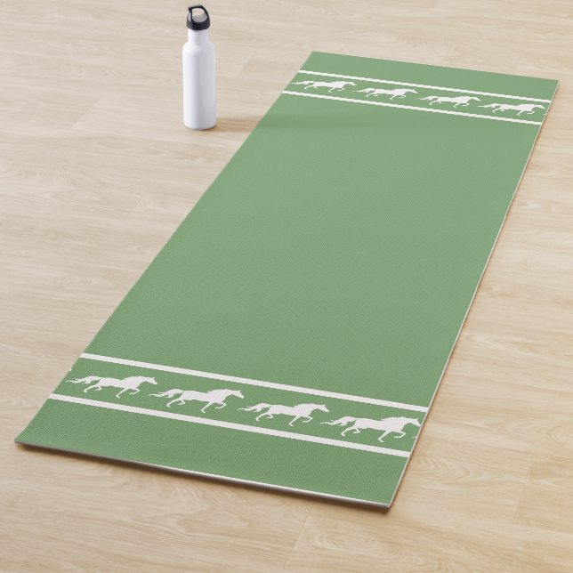 Elegant, Chic White Horses on Laurel Green Yogamatte (Beispiel)