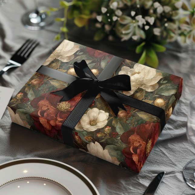 Elegant Christmas Winter Red and Cream Floral Geschenkpapier (Von Creator hochgeladen)