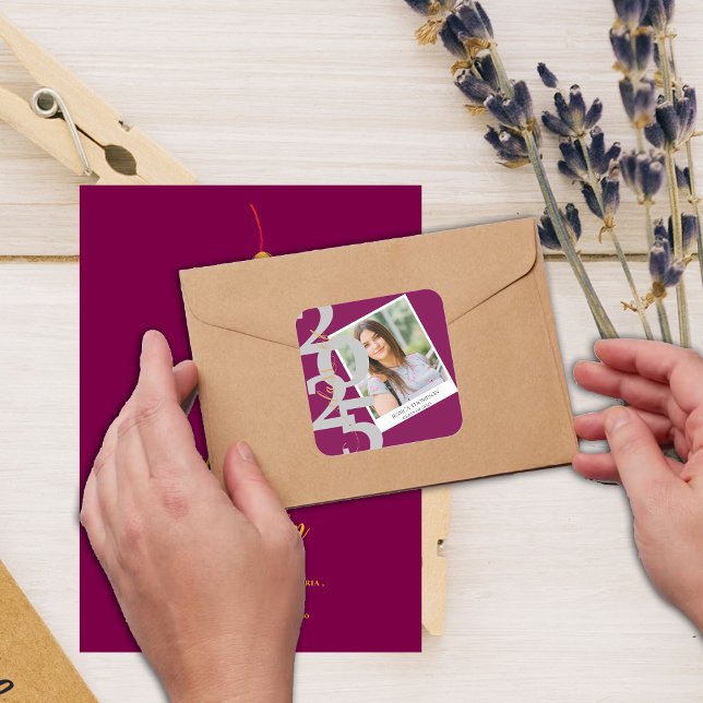 Elegant Class of 2025 Foto Red Abschluss Quadratischer Aufkleber (Elegant Class of 2025 Photo Red Graduation Square Sticker)