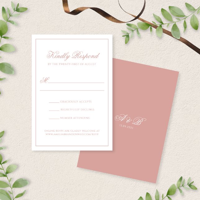 Elegant Classic Dusty Rose Monogram Script Wedding RSVP Karte (Von Creator hochgeladen)