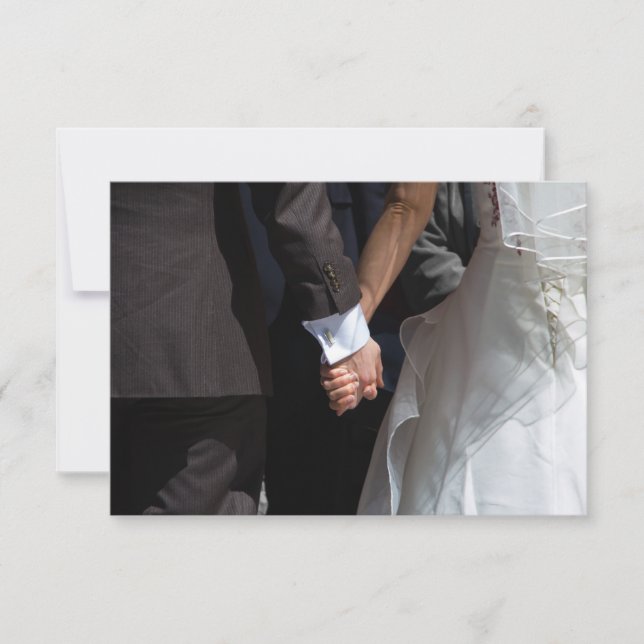 Élégant couple de mariage tenant les mains RSVP (Devant)