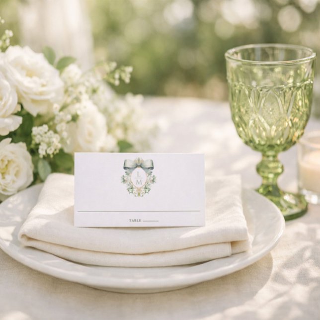 Elegant Crest w/ Sage Green Bow | Monogram Wedding Platzkarte (Von Creator hochgeladen)
