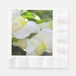 Élégant dans les serviettes en papier blanc