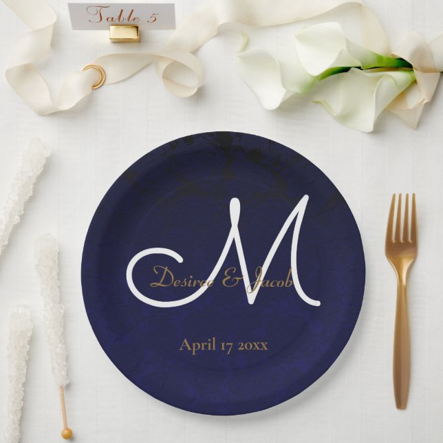 Elegant Dark Navy Blue Gold White Monogram Floral Pappteller (Hochzeit)